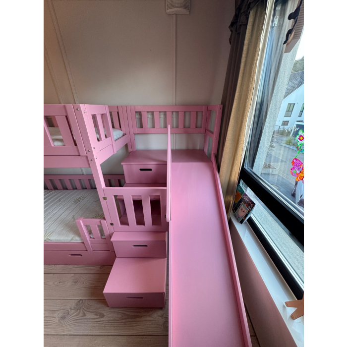 Etagenbett mit sicherer Treppe